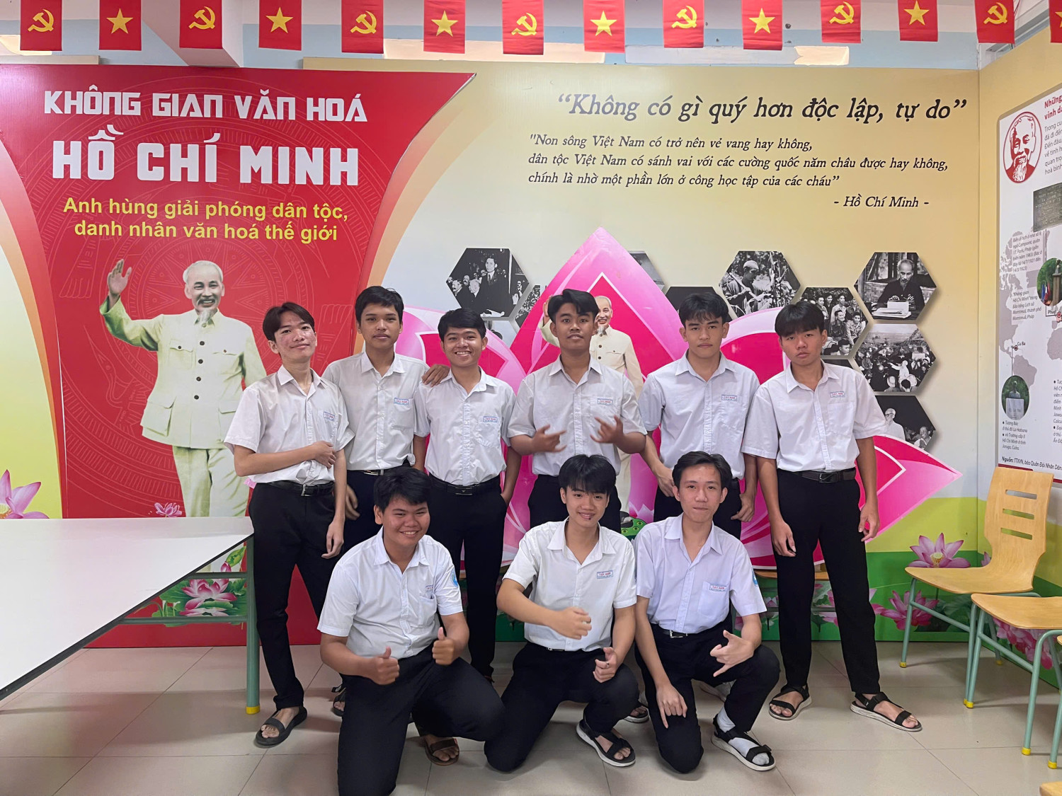 Học sinh tham quan Không gian văn hóa Hồ Chí Minh - Trường THPT Tây Nam